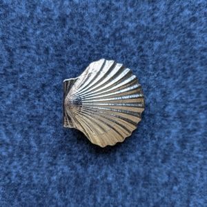 Vintage Gold Tone Shell Clam Scarf Clip